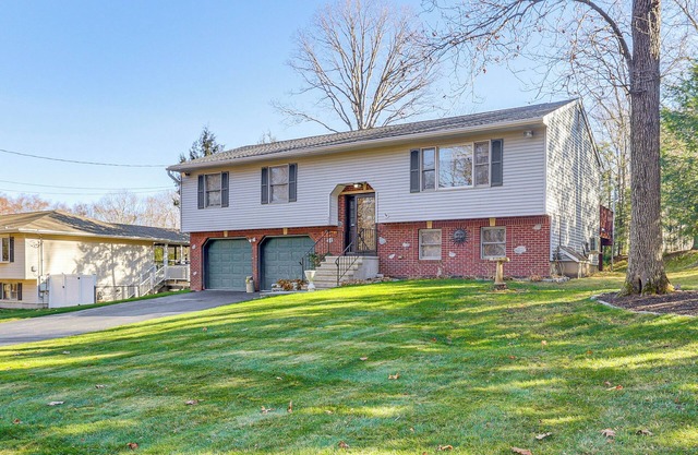 Pool, Deck & Grill: Spacious Apt in Naugatuck!
