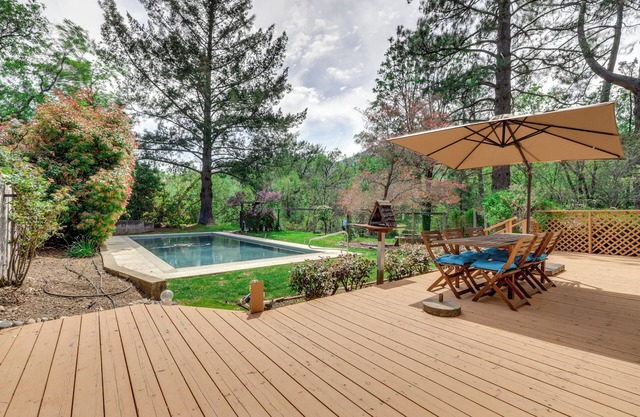 Pool & Deck: Wine Country Hideaway in Middletown!