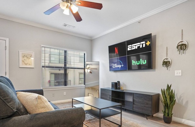 Pool + Free Parking + Smart TV in Central Austin!
