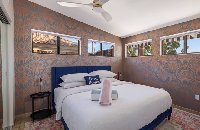 Pool +Full Kitchen + Private Patio & Sun Loungers| The Muse-Suite 3!