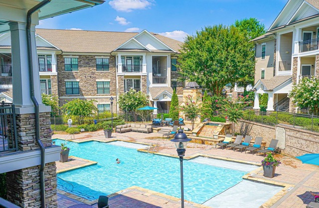 Pool, Gym, Cozy Oasis minutes from Lanier Island