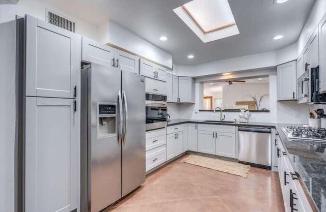 Pool & Hot Tub / 5 BR 3 BA / Midtown / Game Room