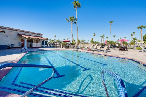 Pool, Hot Tub and Tennis Courts Yuma Home Near Dtwn
