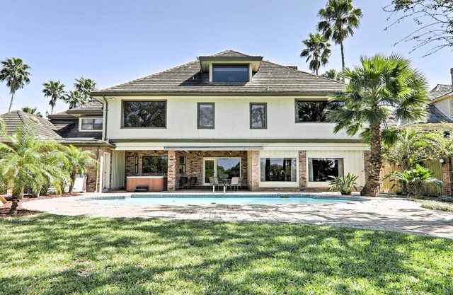 Seeufer Harlingen Home w / Pool, Dock & Billardtisch