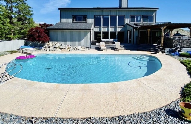 Pool + Hot tub + River Views + 5 mins to Chelan