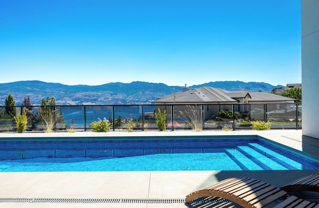 Pool/Hot-tub+ Shower Sauna & Lake views!