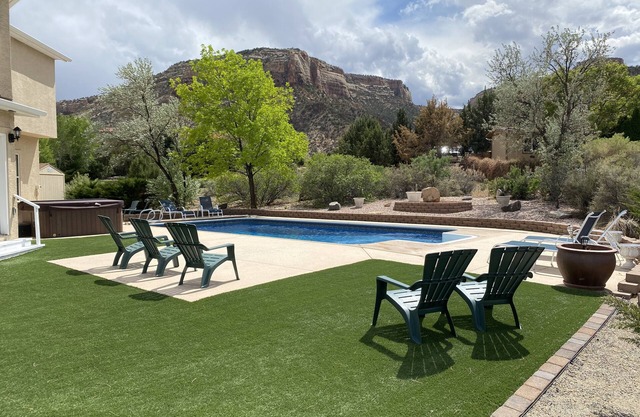 Pool, Hot Tub, Views and close to everything you want