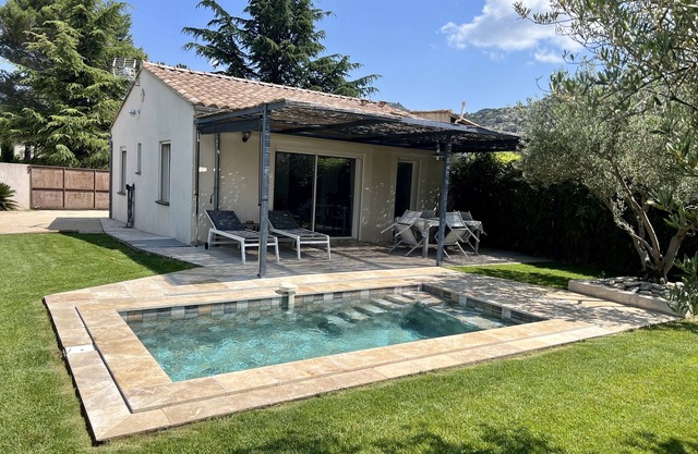 Poolhaus am Fuße des Luberon