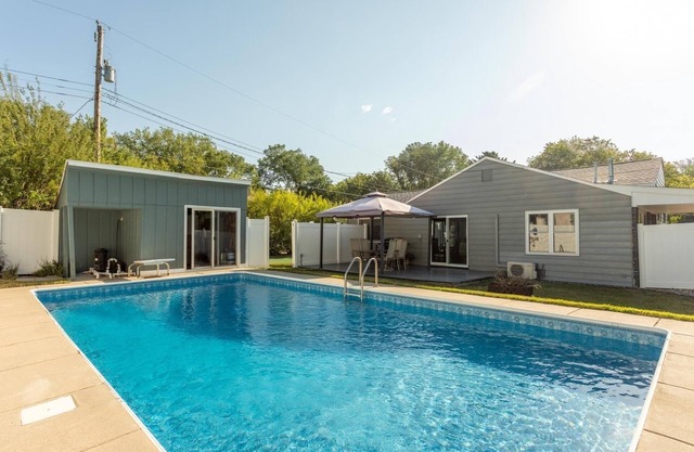 Pool house in the heart of Starbuck 3min drive to Lake Minnewaska/Starbuck Beach