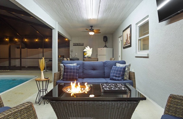 POOL HOUSE*JACUZZI*NEAR AIRPORT*BUSCH GARDENS* Raymond James Stadium*Beaches.