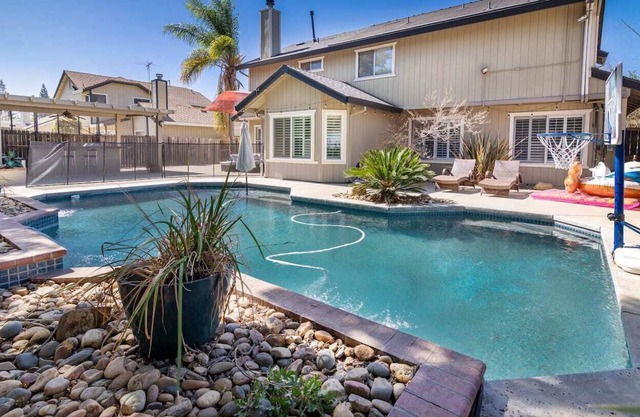 Pool house w/ movie room, pool table, poker table
