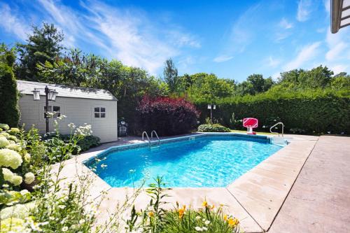 Pool, King Bed, Patio with BBQ, Fall Hiking Nearby