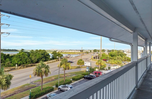 Pool, Marinas & Waterfront Dining Nearby @ The Waterway 403