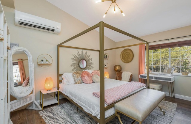 POOL OASIS! Super Reviews! EV Charger/1BR King/Wash/Dryer/Kitchenette/Sleeps 4
