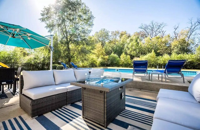 Pool Oasis w/ KING Bed & Firepit