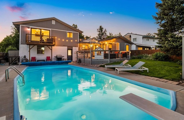 Pool Is Open~Great For Families~Sleeps 12, Lake View and Park~Peloton Bike~Luxury