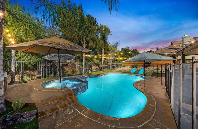Pool paradise near Temecula Wine Country w/ spa, pool table, games, pic wall