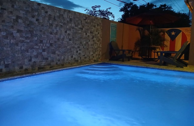 POOL PARTY HOUSE keep the family together fit 10 +