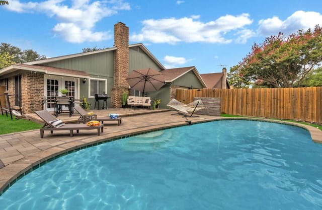 Pool Playhouse: FirePit, Grill, Billiards & Jenga