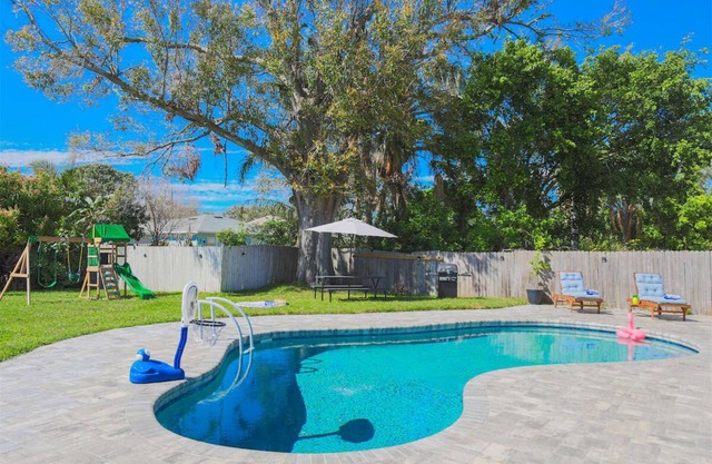 Pool, Playset, 15 min to Pier 60 @ Cove Cay Oasis