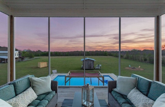 Pool, private, scenic views, convenient, pets ok