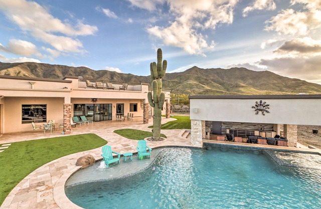 Pool & Spa: Pet-Friendly Mansion in Phoenix!