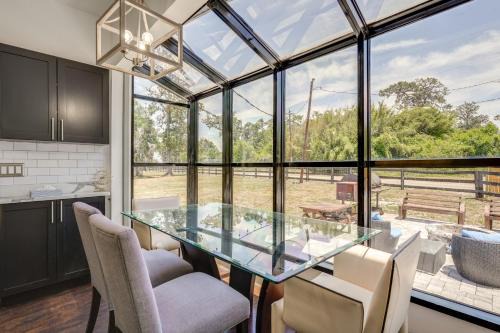 Pool Table, Fire Pit Spacious Home in Dover!