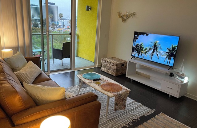 Pool view breathtaking Studio in heart of Marina Del rey free parking