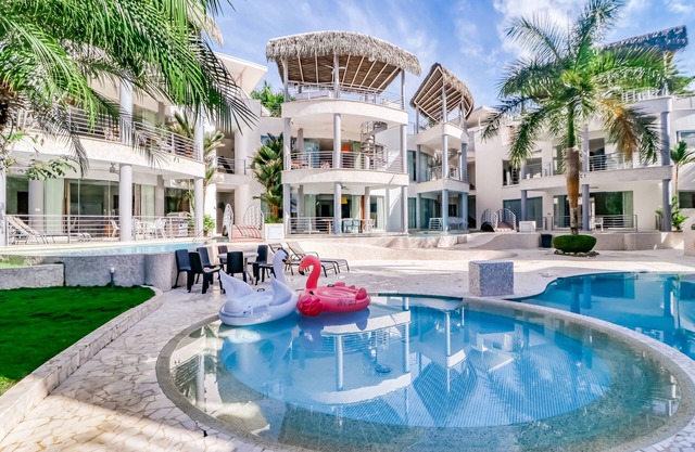 Pool-view condo with private rooftop & tub, balcony, shared pool & fast WiFi