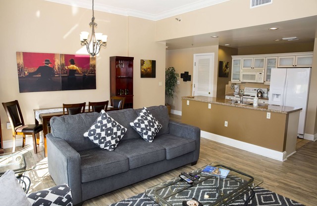 Luxus 2Br Eigentumswohnung im Herzen des Lake Las Vegas Village!