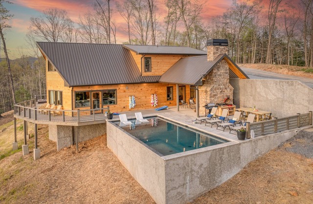 POOL, Views, Outdoor fireplace & Hot Tub, Outdoor Kitchen and more!
