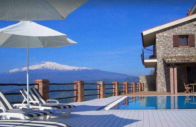 Poolvilla in ruhiger Lage. Einzigartige Aussicht auf den Ätna, Meer & Taormina