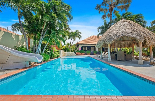 6BR tropisches Paradies, riesiger Pool, Jacuzzi, Strandbereich mit Bar.
