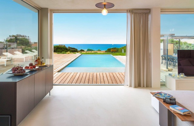 Villa mit Pool und direktem Zugang zum Meer, Sampieri