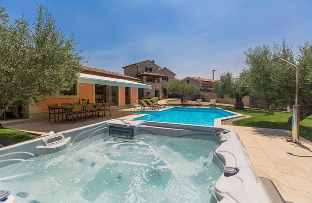 Pool, Whirlpool, 12 Personen, Garten, Kinderspielplatz, Fahräder, Tischtennis