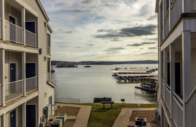 Pool | WiFi | Lake Front| Sleeps 6 | MM 13 (631DC)