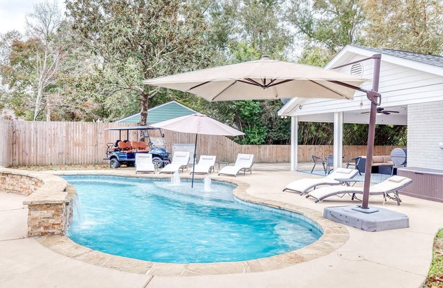 POOL with Heating option! 6-seater Golf Cart &GameRoom! Walk to Beach &Downtown!
