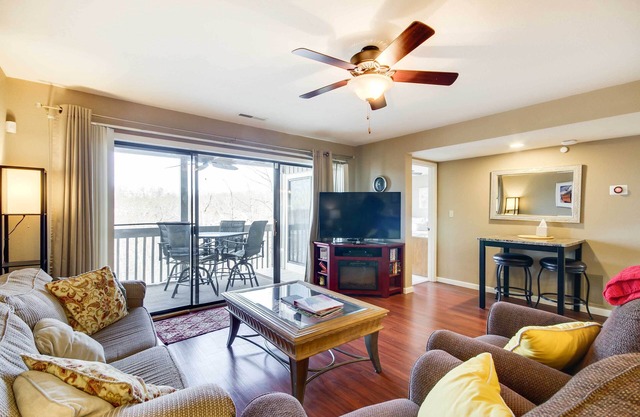 Pools, Marina & Grill: Osage Beach Condo!