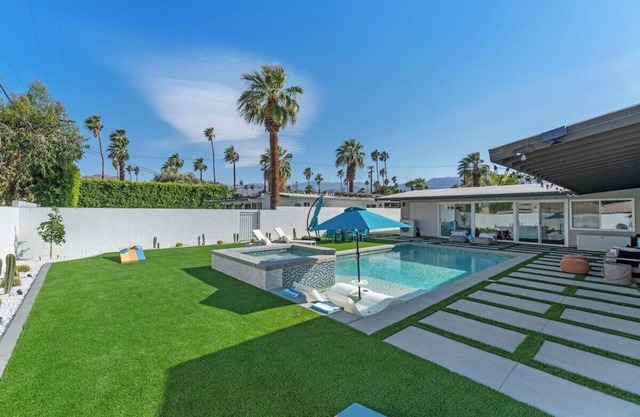 Poolside at Panorama - Walk to El Paseo