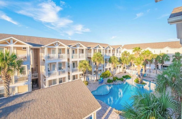Poolside Canalside Standalone 3BR 3.5BA @The Breezeways across from Balli Beach