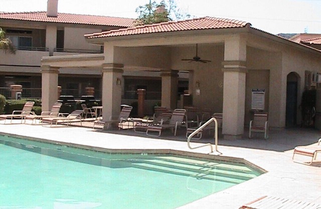 Pointe Tapatio Condo 2 bd, 2 BTH, herrliche Lage auf dem Grundstück