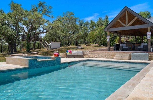 Poolside Fun! Outdoor Kitchen, Fire Pit, Treehouse