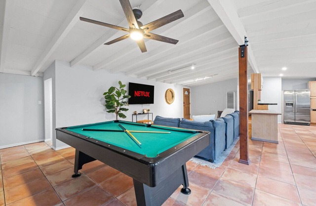 Relax & Play: Pool, Hot Tub & Sleeps 16!