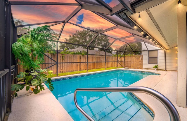 Poolside Golf Paradise: 2 King Bdrms: Beaches 15 Min: Game room: Tee, Sun & Fun