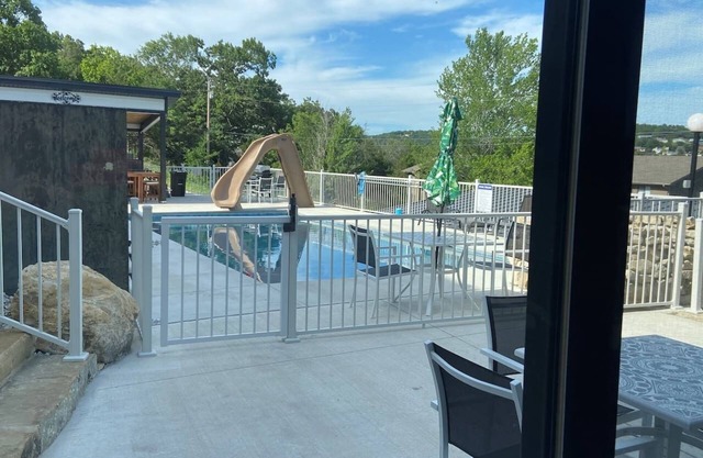 Poolside King Villa-Hot Tub-Waterfalls-Game Room!