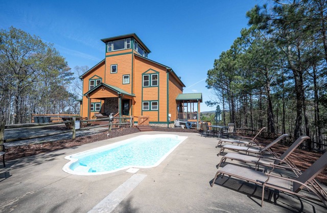 Poolside Mountain Retreat- Family-sized, pet-friendly, pool, hot tub, private