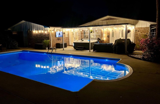 Poolside Paradise with hottub in Fort Walton Beach, Fl.