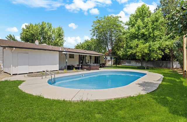 Poolside Paradise: Hot Tub, Foosball, Arcade!