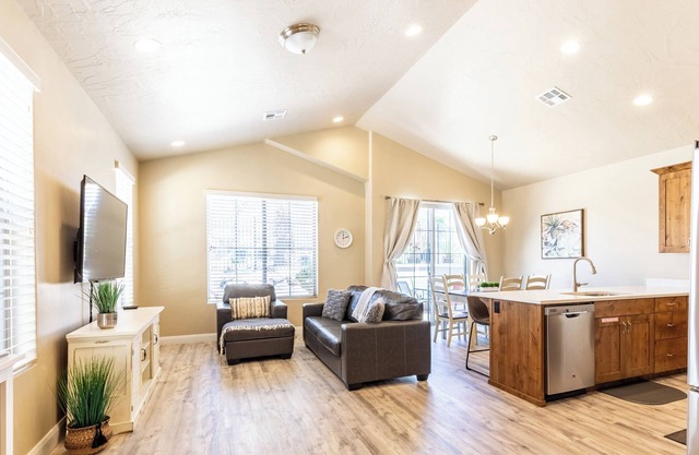 Free Wi-Fi, beheizter Pool, Whirlpool, BBQ, Patio, 32 mi. von Zions!