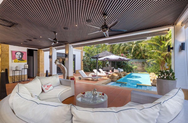 Superb Poolvilla 5 Zimmer Strand
